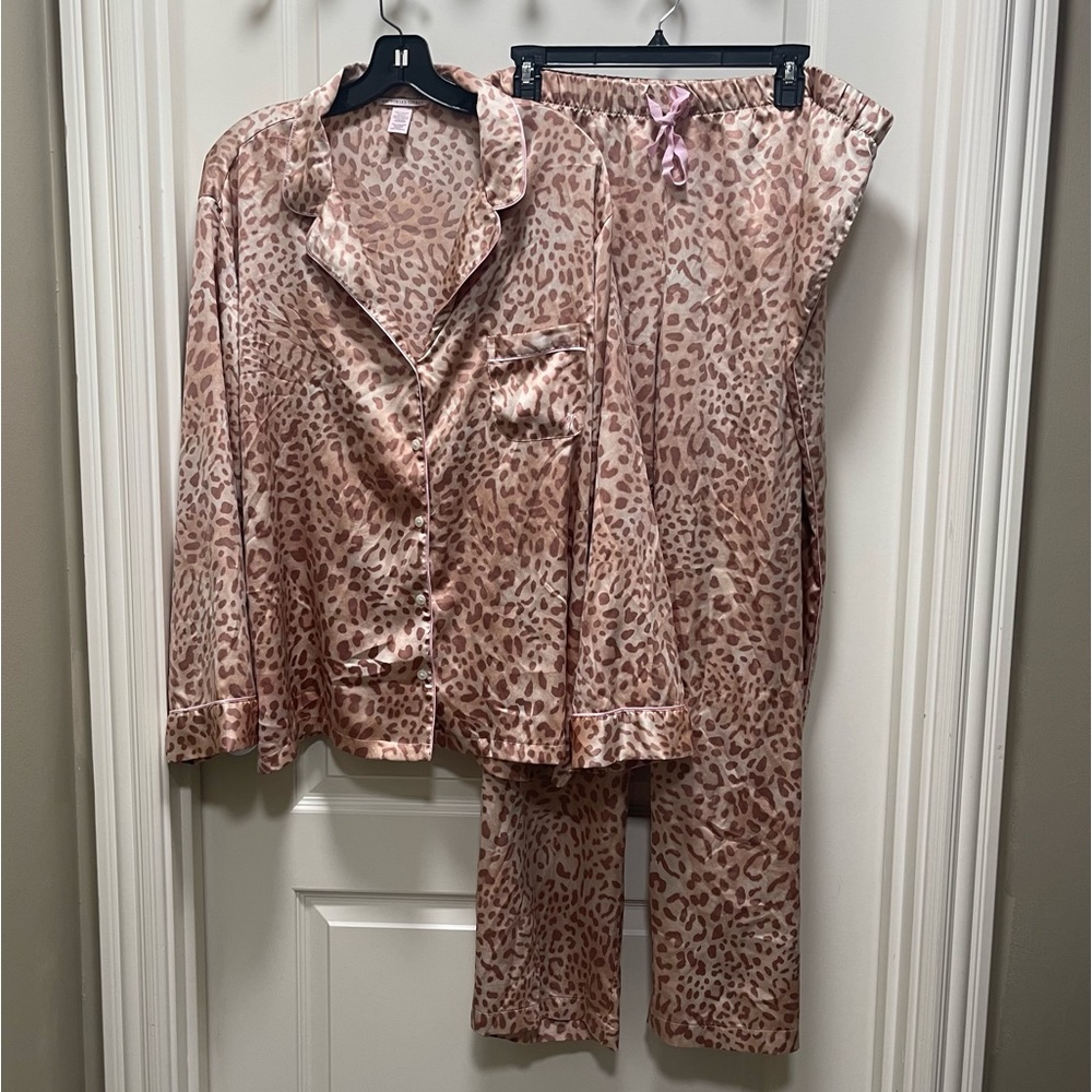 Victoria’s Secret Satin pajamas long sleeve in animal print size XX Large
